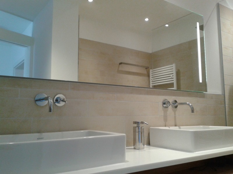Beige Badezimmerfliesen im Waschbeckenbereich